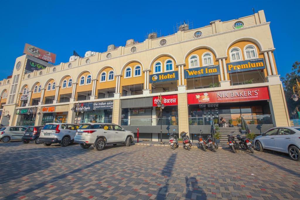 Hotel West Inn Premium Kharar 외부 사진